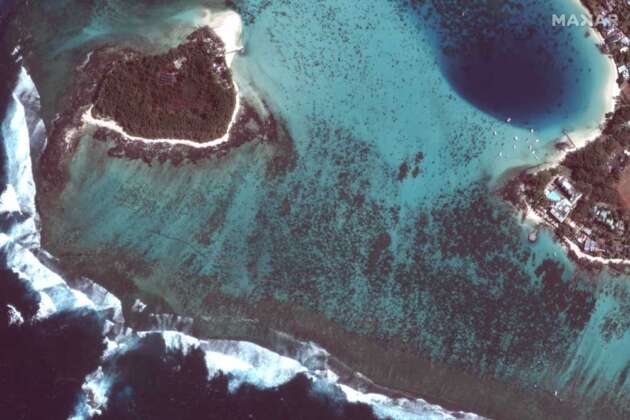 Wakashio 07 oil containment booms around blue bay marine park mauritius 12august2020 wv2