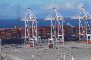 Hapag-lloyd Containserschiff im Hafen Tanger, Marokko, Eurogate