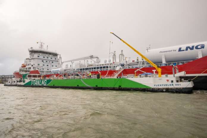 Die »Ramelia« der Firma Älvtank wird von Titan LNG mit der »Flexfueler 001« in Antwerpen beliefert