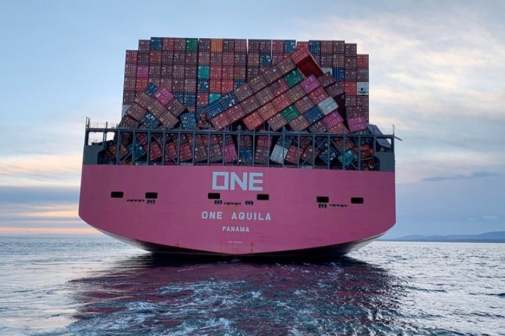 Eingestürzte Containerreihen auf der »One Aquila« (© USCG)