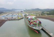 ACP-Panama-Kanal Containerschiff im Panamakanal