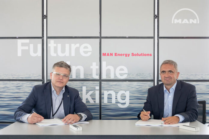 (v.l.): Otto Preiss, Technikvorstand und COO von Rolls-Royce, und Uwe Lauber, Vorstandsvorsitzender von MAN Energy Solutions, bei der Vertragsunterzeichnung