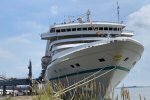 Die »Artania« startet in Bremerhaven in die Saison © CCCB