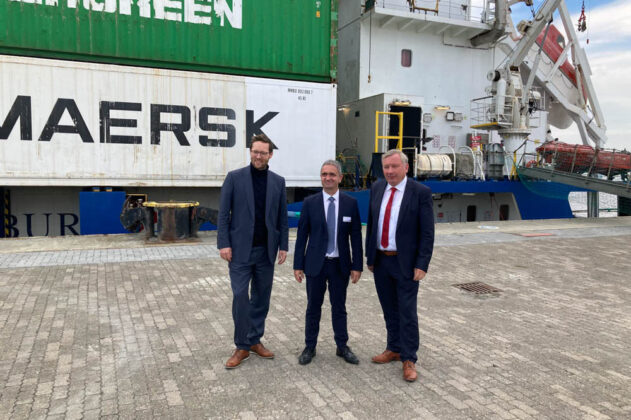 Jan Phillip Albrecht (Umweltminister aus Kiel), Uwe Lauber (CEO MAN Energy Solutions) und Norbert Brackmann (Maritimer Koordinator, v.l.) © Wroblewski
