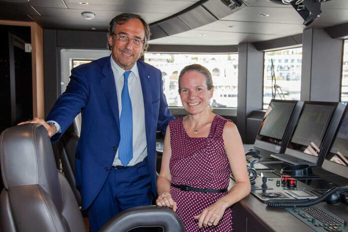 Erweiterten auf der Monaco Yacht Show ihre Zusammenarbeit: Massimo Perotti (CEO, Sanlorenzo) und Denise Kurtulus (Vice President Global Marine, Rolls-Royce Power Systems) © Rolls-Royce