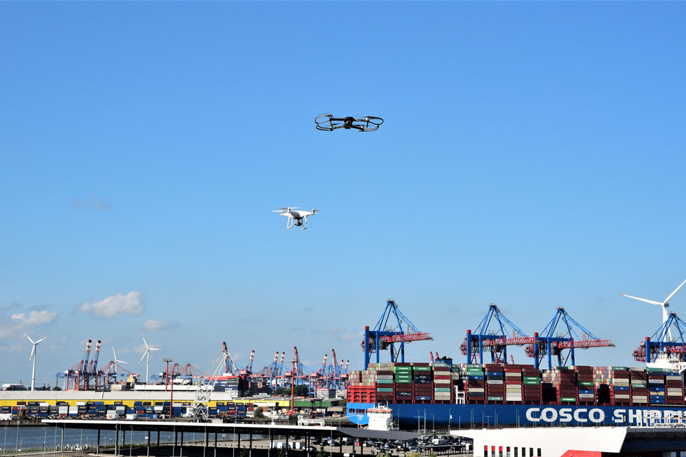 Erstflug über dem Hamburger Hafen © HHM/Hirsch
