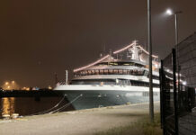 Kreuzfahrtschiff »World Voyager« am Terminal Baakenhöft © Wroblewski