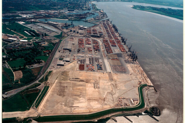 k1997 Fertigstellung des ersten neuen Liegeplatzes am Container Terminal CT III