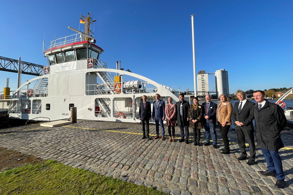 BU Die Taufgesellschaft (v.l.): Hans-Heinrich Witte (Präsident GDWS), Jüri Taal (Baltic Work Boats, Manager), Lena Jöns (Taufpatin »Stecknitz«), Aleks Notton (Baltic Work Boats, Projektleiter), Anja Bolls (Taufpatin »Alster«), Peter Bielke (Leiter Fachstelle Maschinenwesen), Monika Steen (Taufpatin »Arlau«), Hans Bornschein (FMN) und Detlef Wittmüß (Leiter WSA NOK) © WSV
