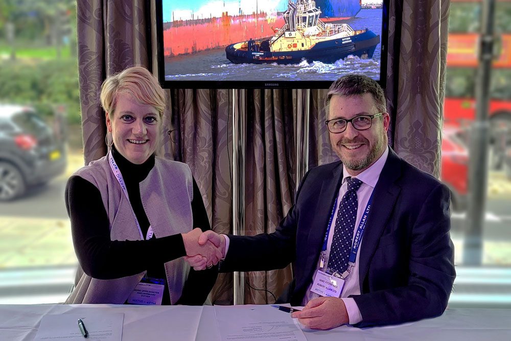 Ingrid Uppelschoten Snelderwaard, Svitzer Global COO, und Mike Fitzpatrick, Präsident von Robert Allan bei der Unterzeichnung der Vereinbarung © Svitzer