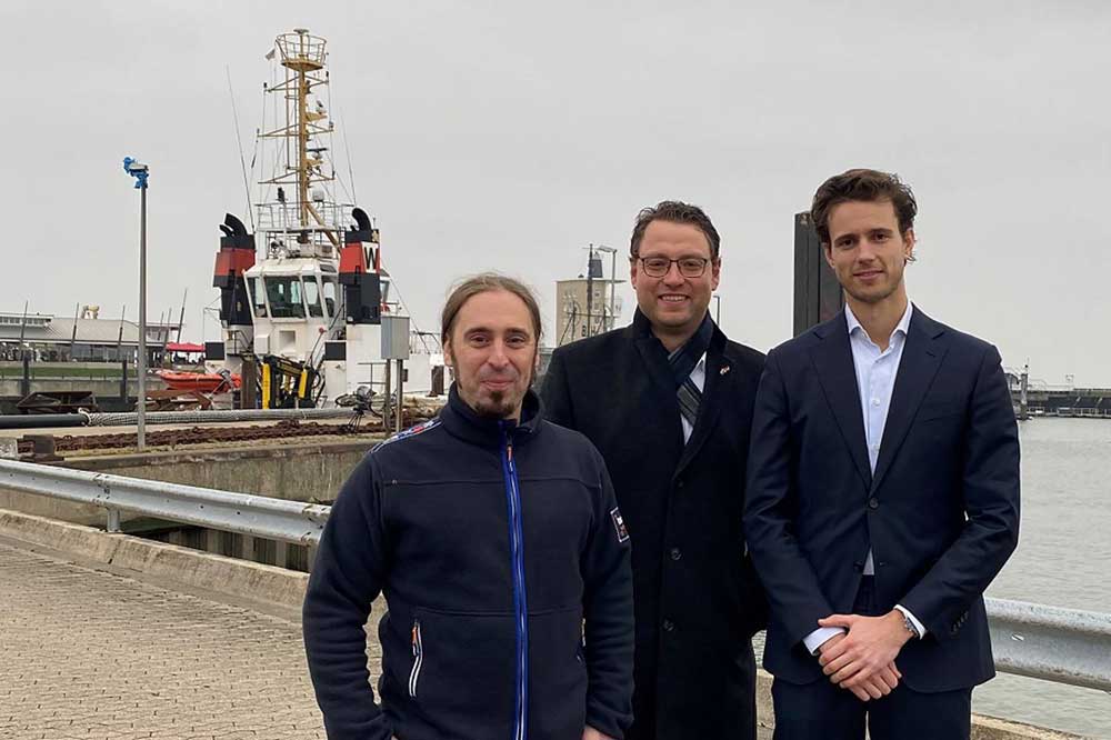 V.l.: Carsten Wiese (Service Hub Manager Hamburg, Damen Services); Joschka Böddeling (Sales Manager, Damen); Roderick Buijs (Account Manager Services North Europe, Damen)
