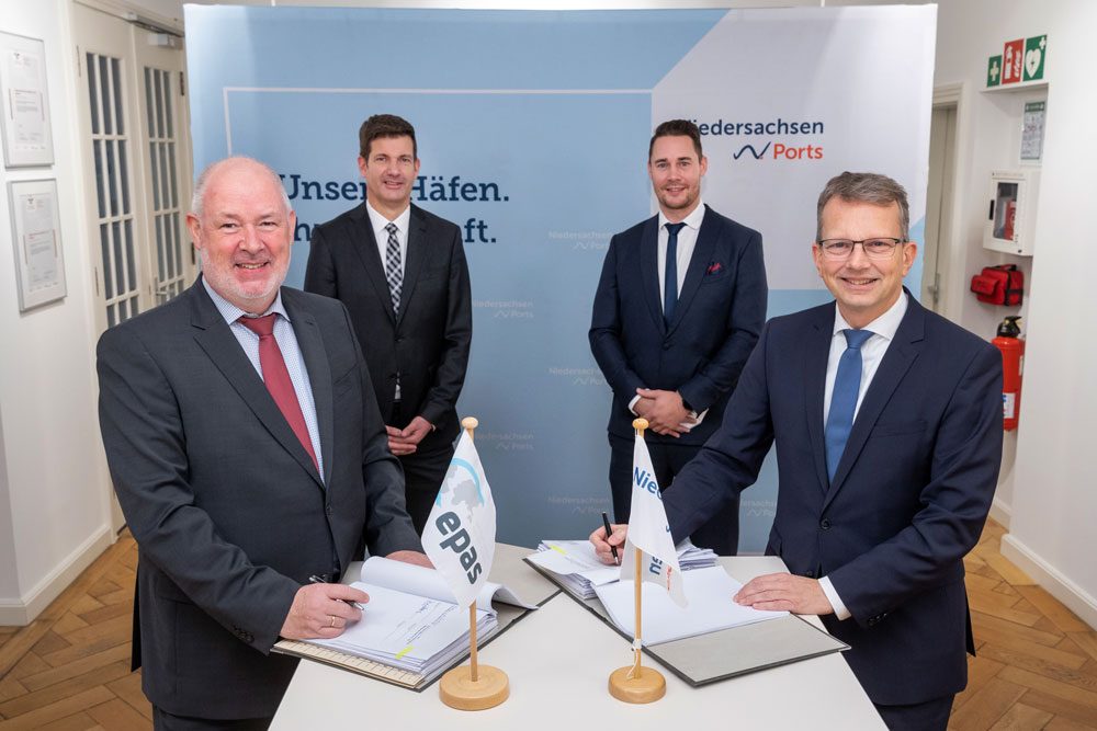 Vertragsunterzeichnung (v.l.): Heinrich Smidt (EPAS-Geschäftsführer), Volker Weiß (Niederlassungsleiter NPorts Emden), Timo Siebahn (EPAS-Geschäftsführer) und Holger Banik (Geschäftsführer NPorts und JadeWeserPort) © NPorts