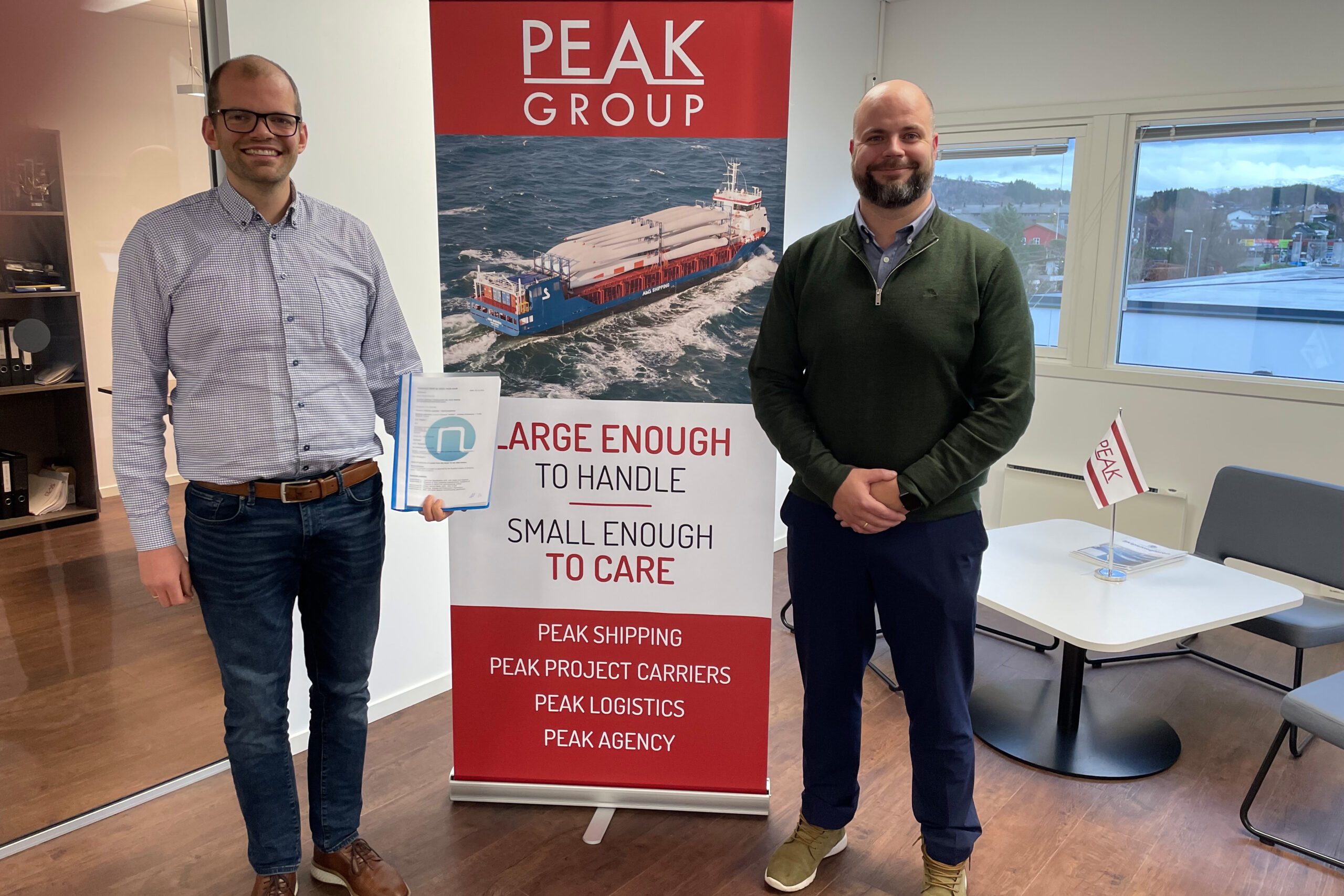 Martin Aasheim, Sales Manager bei NES (li.) und Stian Andrè Larsen, General Manager bei Peak Marine Tech bei der Auftragsvergabe © Peak Group