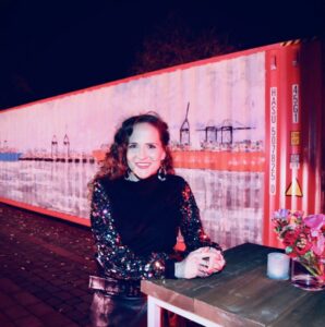Die Künstlerin Jeannine Platz vor der Hafenansicht des Containers (© Jeannine Platz)
