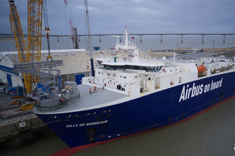 Ville-de-Bordeaux-Airbus-LDA-RoRo-mit-Seawing-Segel Kopie