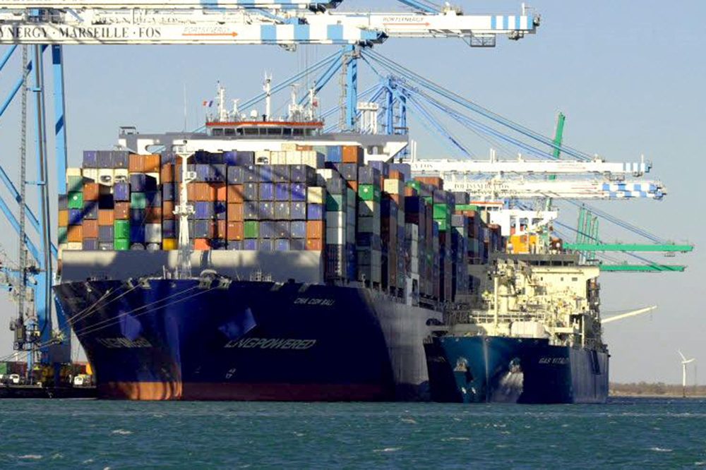 LNG-Bunkerschiff »Gas Vitality« betankt Containerschiff »CMA CGM Bali«