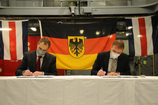 Patrick Buggenthin (TKMS) und Matthias Rohde (WTD 71) unterzeichnen die Übergabepapiere © TKMS