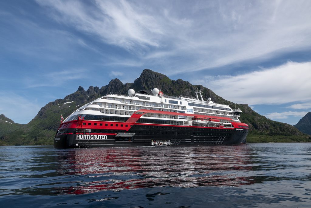»Fridtjof Nansen« im Trollfjord © Hurtigruten