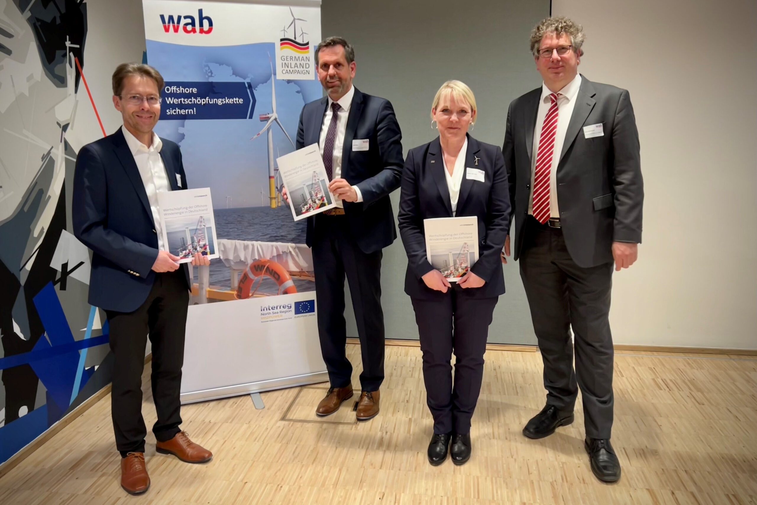 Studienvorstellung (v.l.): Dirk Briese (Wind:research), Olaf Lies (Niedersächsischer Energieminister und aktueller Vorsitzender der Energieministerrunde der Länder), Heike Winkler und Jens Assheuer (WAB e.V.) © WAB