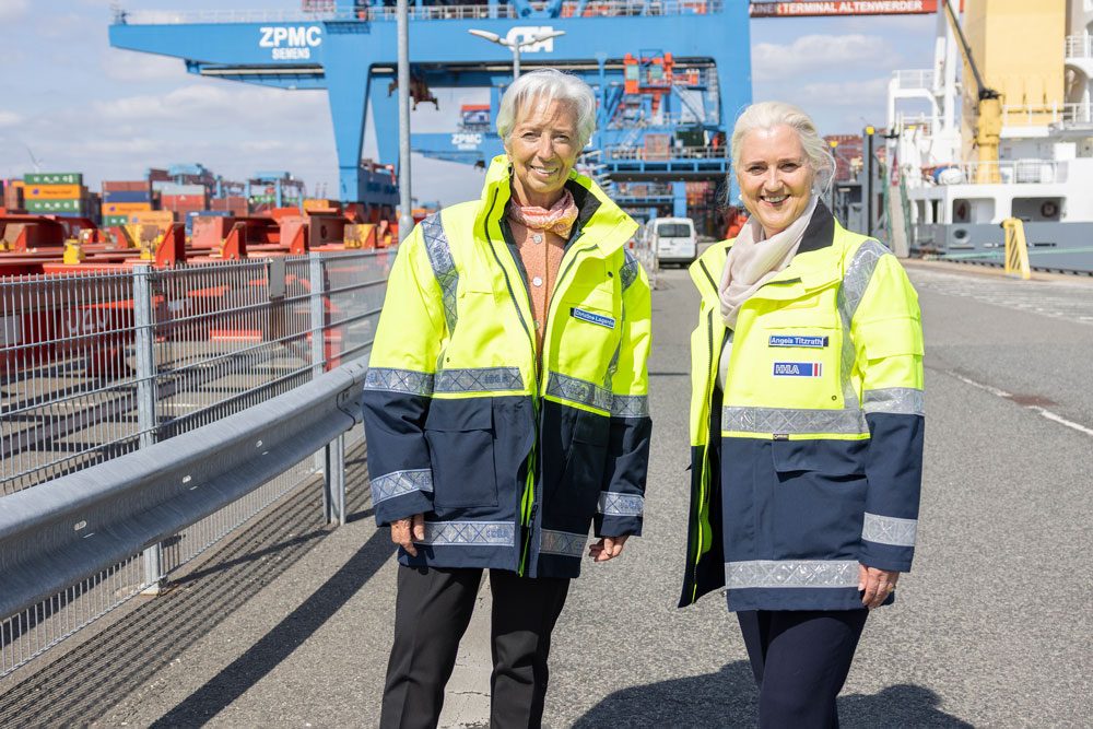 EZB-Präsidentin Christine Lagarde (links) mit Angela Titzrath, HHLA-Vorstandsvorsitzende, auf dem HHLA Container Terminal Altenwerder © HHLA/Thies Rätzke
