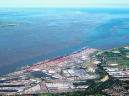 Küstenländer, Containerterminal Bremerhaven mit Außenweser © Wolfhard Scheer