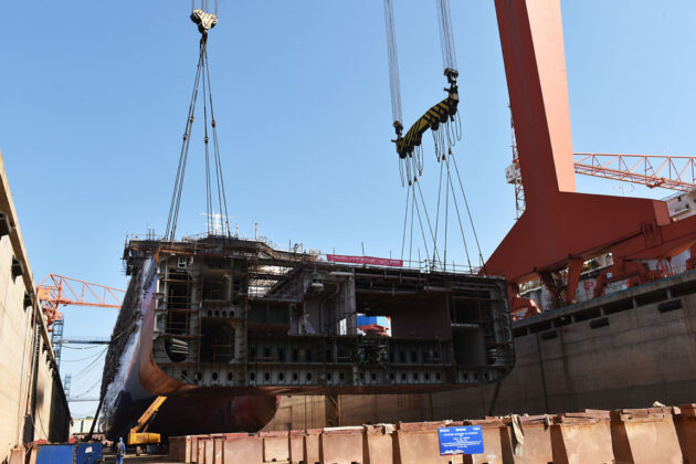Der Bau der »Finnsirius« schreitet voran, und der erste Kielblock des neuen Schiffes wurde im Trockendock der Werft gelegt © Finnlines