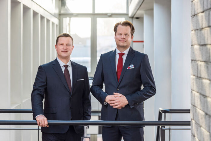 (v.l.): CFO Torben Reher und CEO Björn Schniederkötter © Hoyer