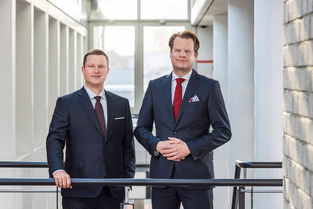 (v.l.): CFO Torben Reher und CEO Björn Schniederkötter © Hoyer