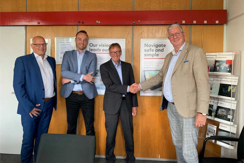 (v.l.): Arno Nommensen (Area Sales Manager, Raytheon Anschütz), Gerard van den Baard (General Manager Sales, Alphatron Marine), Michael Schulz (Geschäftsführer Raytheon Anschütz) und Erik van Boom (Geschäftsführer, Alphatron Marine) © Alphatron Marine