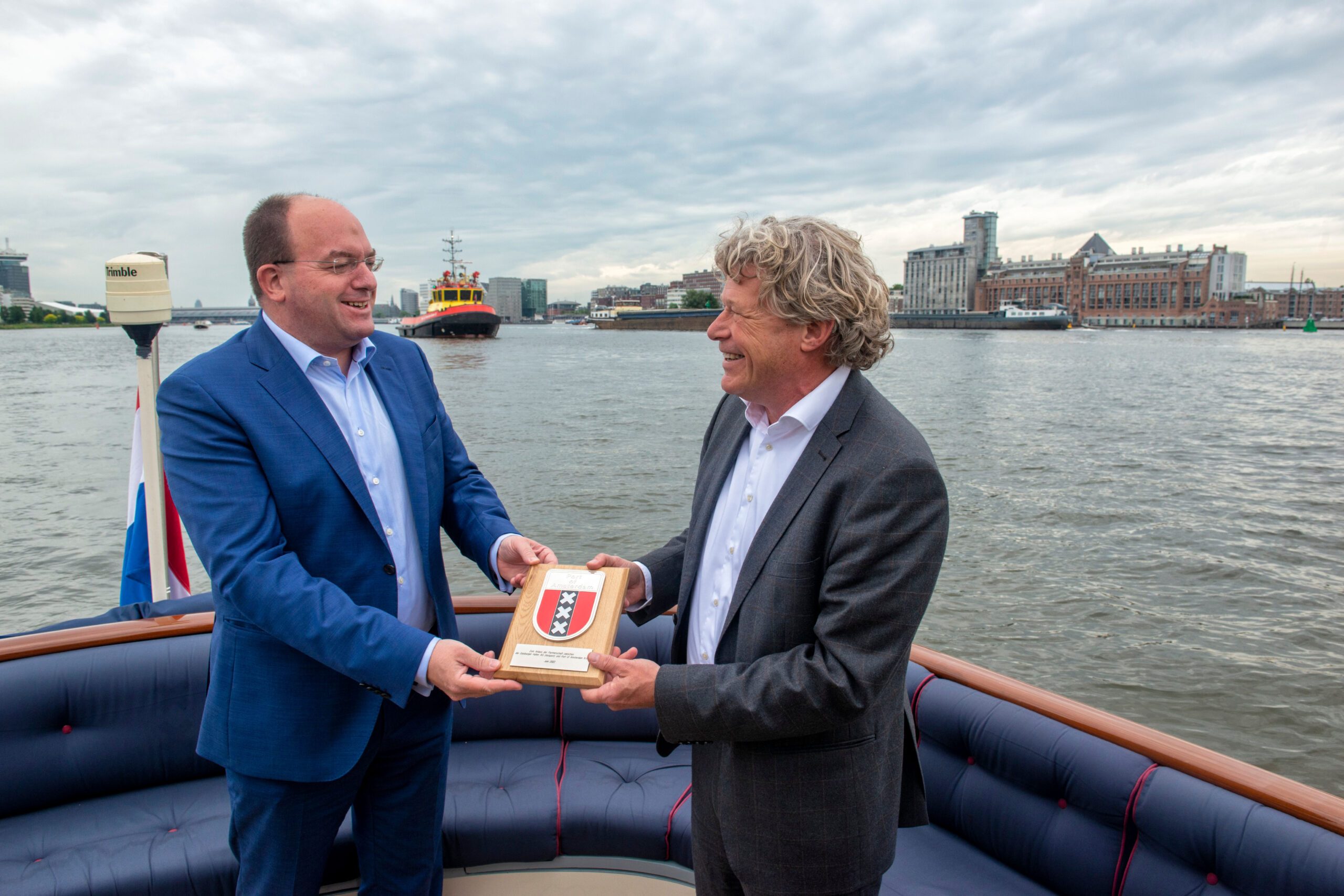 (v.l.): Markus Bangen, CEO von Duisport, und Koen Overtoom, CEO des Amsterdamer Hafens © Max Dijksterhuis
