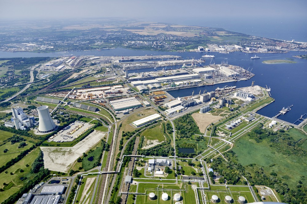 Havarie in Rostock: BrÃ¼ckensegment versinkt im Hafen