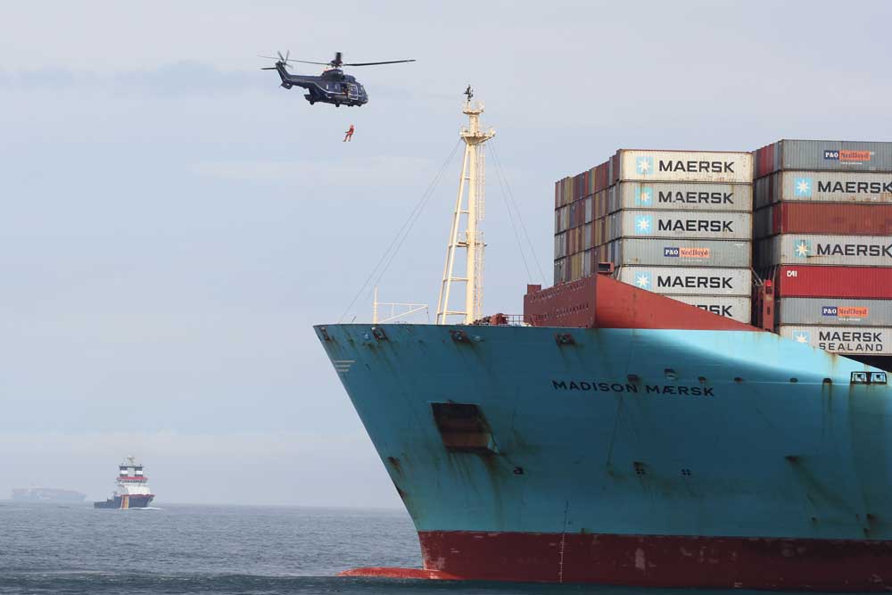 Notschleppübung auf der Nordsee: Ein Hubschrauber der Bundespolizei setzt eine Einsatzkraft auf der »Madison Maersk« Im Hintergrund steht der Notschlepper »Nordic« © Havariekommando