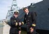 Der neue Kommandant, Fregattenkapitän Thomas Liebert (li.), mit seinem Vorgänger Fregattenkapitän Philipp Vögtle © Bundeswehr/Leon Rodewald