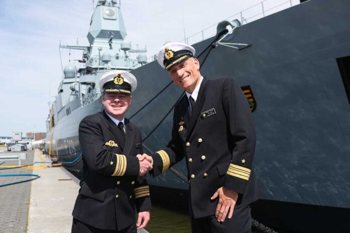 Der neue Kommandant, Fregattenkapitän Thomas Liebert (li.), mit seinem Vorgänger Fregattenkapitän Philipp Vögtle © Bundeswehr/Leon Rodewald