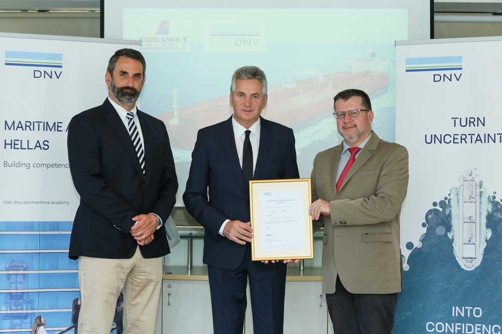 (v.l.): George Teriakidis, Area Manager East Mediterranean & Black Sea, DNV, Dimitrios Mattheou, CEO, Arcadia Shipmanagement Co Ltd. und Ioannis Chiotopoulos, Senior Vice President, Regional Manager SE Europe, Middle East & Africa, DNV © DNV
