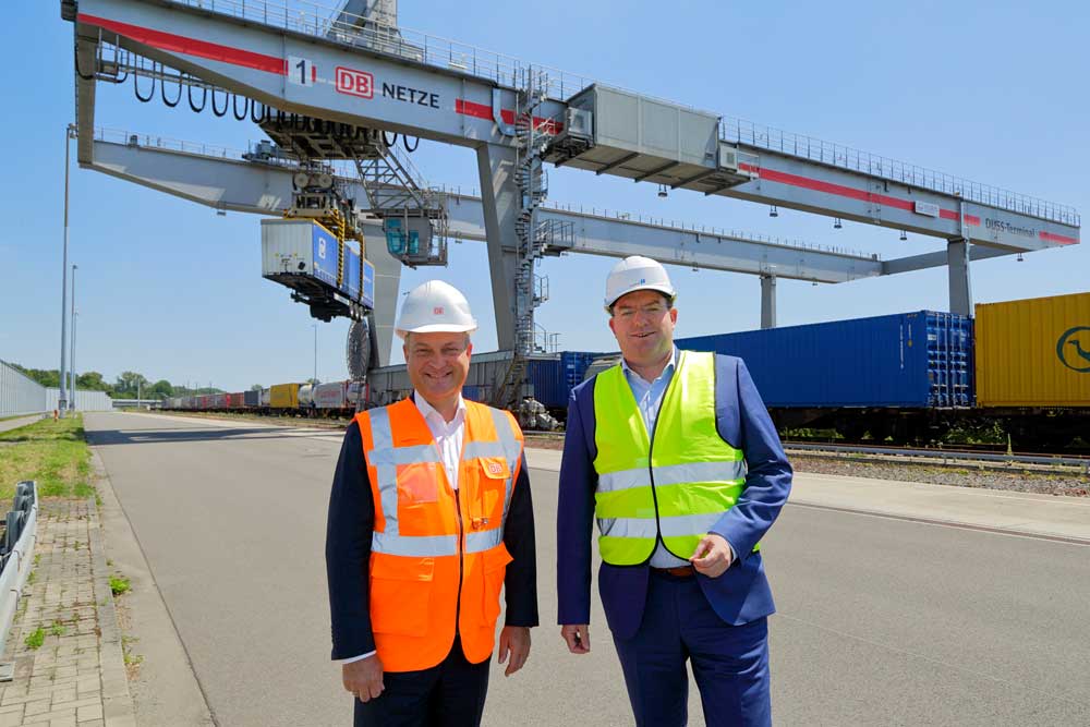 (v.l.): Alexander Stern (Geschäftsführer der Duss) und Markus Bangen (CEO von Duisport) © Duisport/Krischerfotografie