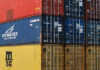Container Stapel Frachtraten und Seefracht Symbolbild