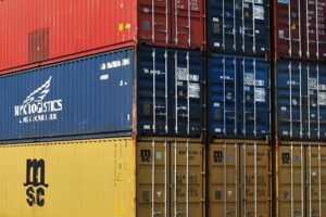 Container Stapel Frachtraten und Seefracht Symbolbild