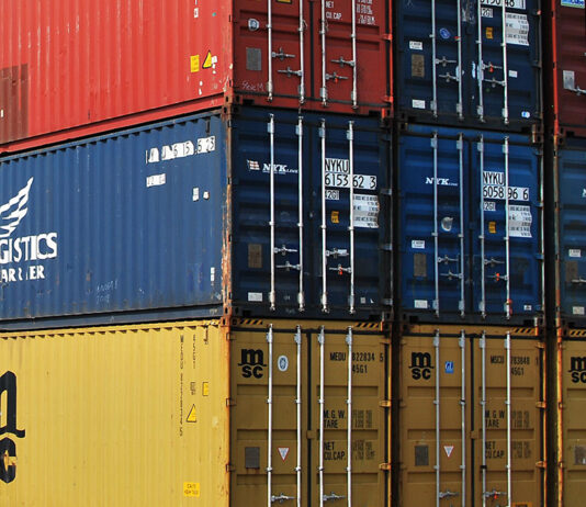 Container Stapel Frachtraten und Seefracht Symbolbild