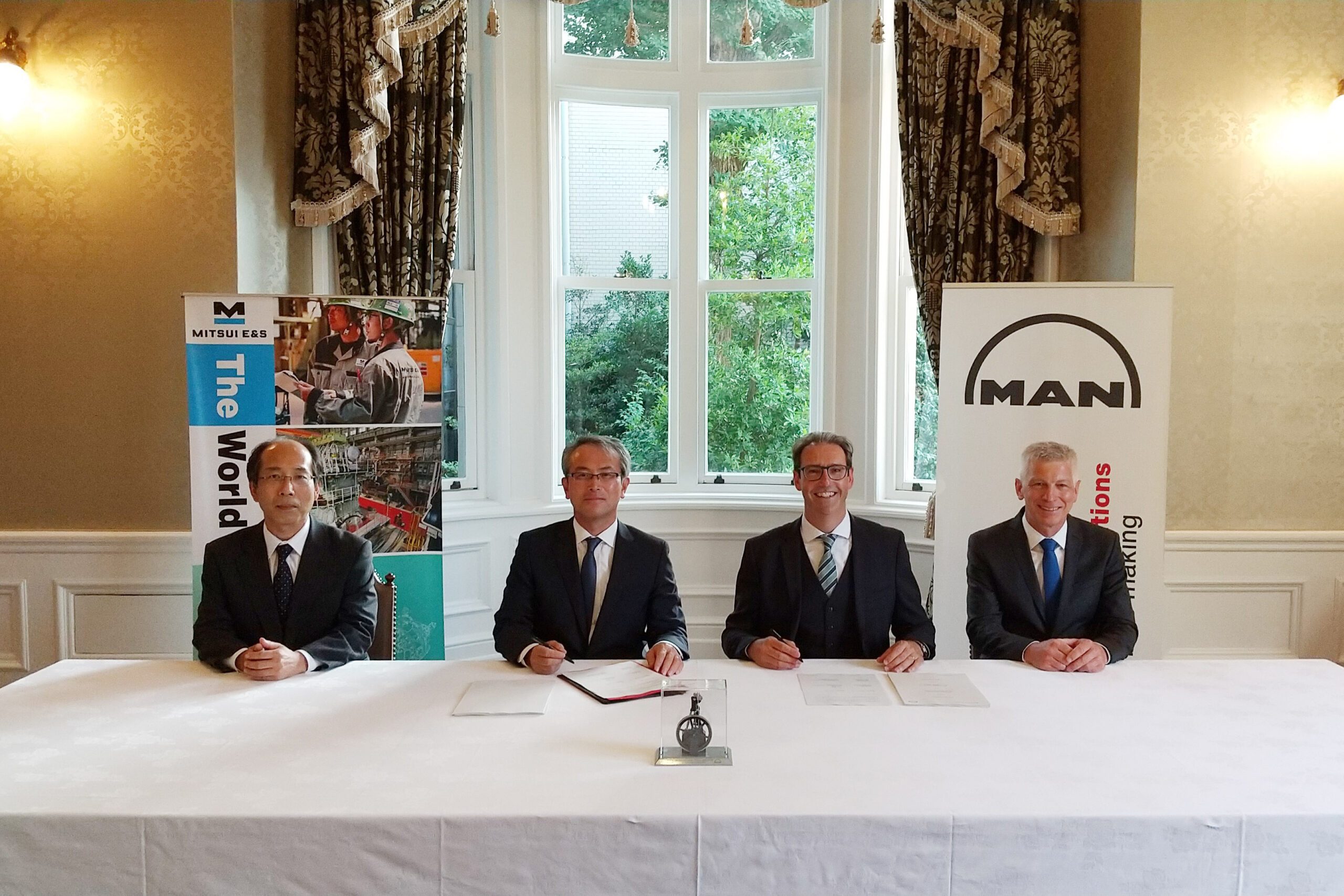 Vertragsunterzeichnung in Tokio (v.l.): Yusuke Sakimoto (Executive Officer, General Manager der Diesel Engine Division – MES-M); Ichiro Tanaka (CEO MES-M); Daniel Struckmeier (Head of Sales & Licence Turbolader & EGT – MAN Energy Solutions) und Jochen Müller (Senior Sales Manager Turbocharger, MAN Energy Solutions) © MAN Energy Solutions