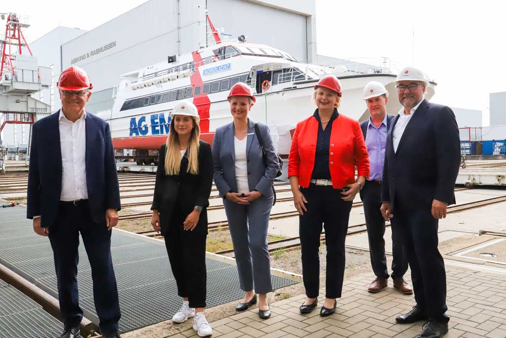(v.l.): Stephan Weil, Janina Rüscher (Betriebsrätin A&R), Christina Winkelmann (Bürgermeisterin Lemwerder), Karin Logemann (MdL), Alexander Skalicky (Leiter Fertigung A&R) und Hans Schaedla © A&R