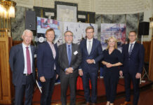 (v.l.): Vladimir Dobos (HHM Prag), Tino Klemm (HPA), Hans-Peter Hinrichsen (Stellvertreter des deutschen Botschafters in Tschechien), Martin Kupka (Verkehrsminister), Marina Basso Michael (HHM) und Lutz Birke (BWI) © HHM / Mudra