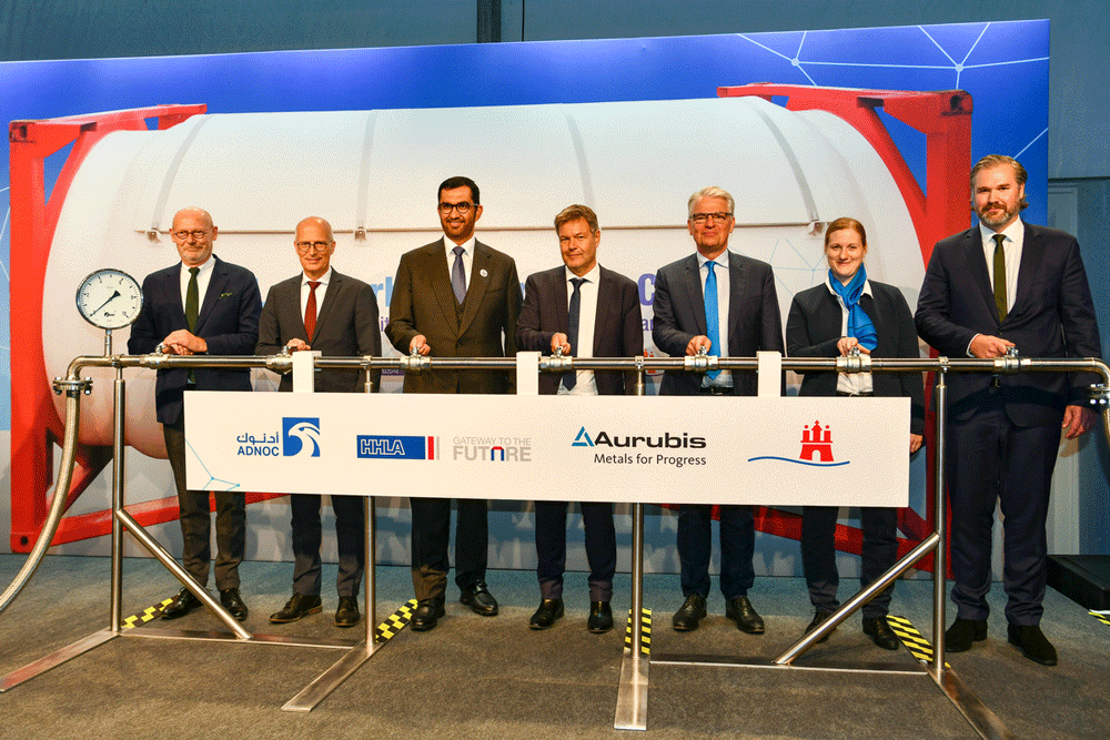 Freuten sich über die Ankunft der ersten Ammoniak-Testlieferung aus den VAE in Deutschland (v.l.): Michael Westhagemann, Peter Tschentscher, Sultan Ahmed Al Jaber, Robert Habeck, Roland Harings, Patrizia Schwalbe und Torben Seebold © Aurubis