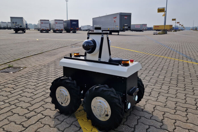 Das Roboterfahrzeug auf seiner ersten Testfahrt auf dem Lübecker Hafengelände © TITUS