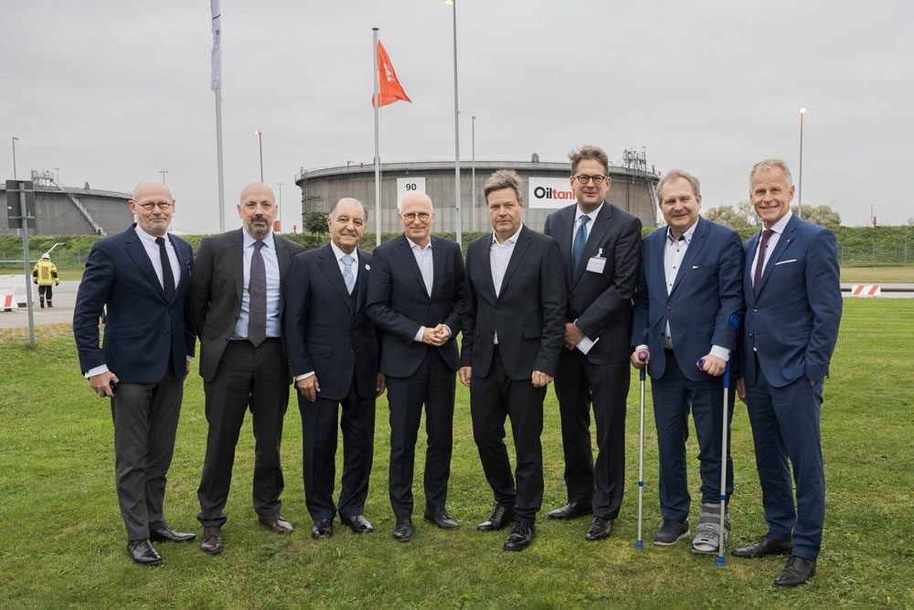 (v.l.): Michael Westhagemann, Senator für Wirtschaft und Innovation, Jonathan Perkins, Geschäftsführer von Mabanaft, Seifi Ghasemi, Geschäftsführer von Air Products, Bürgermeister der Freien und Hansestadt Hamburg Peter Tschentscher, Bundesminister für Wirtschaft und Klimaschutz Robert Habeck, Christoph Witte, Geschäftsführer von Marquard & Bahls, Jens Kerstan, Senator in der Behörde für Umwelt und Energie, und Jens Meier, Vorsitzender der Geschäftsführung der Hamburg Port Authority © Sebastian Engels/Mabanaft