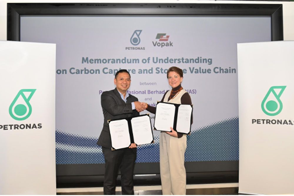 Die Unterzeichner der Absichtserklärung waren Marina Surzhenko, Vopak Commercial, Business Development and Energy Transition Director, und Emry Hisham, Petronas Head of Carbon Management © Vopak