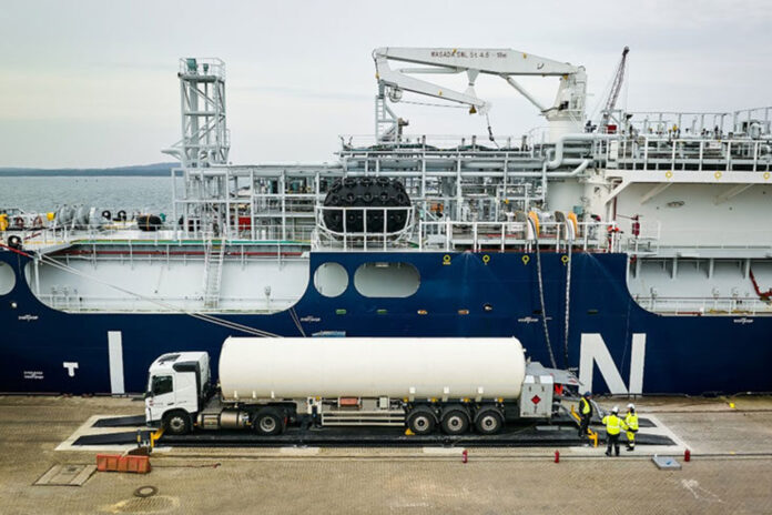 Avenir-LNG-Ship-to-Truck-Transfer