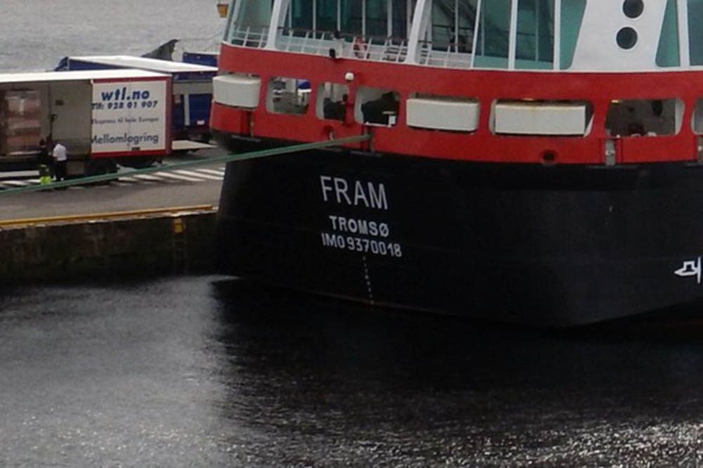 IMO-Nummer am Heck eines Schiffes