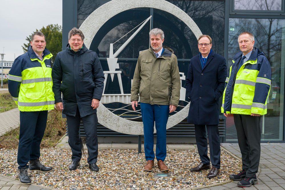 Die Norddeutschlandtour startete in Rostock (v.l.): Rostock-Port Geschäftsführer Jens A. Scharner, Wirtschaftsminister des Landes Mecklenburg-Vorpommern Reinhard Meyer, maritimer Koordinator Dieter Janecek, Wirtschaftsstaatssekretär des Landes Mecklenburg-Vorpommern Jochen Schulte und Rostock-Port-Geschäftsführer Gernot Tesch