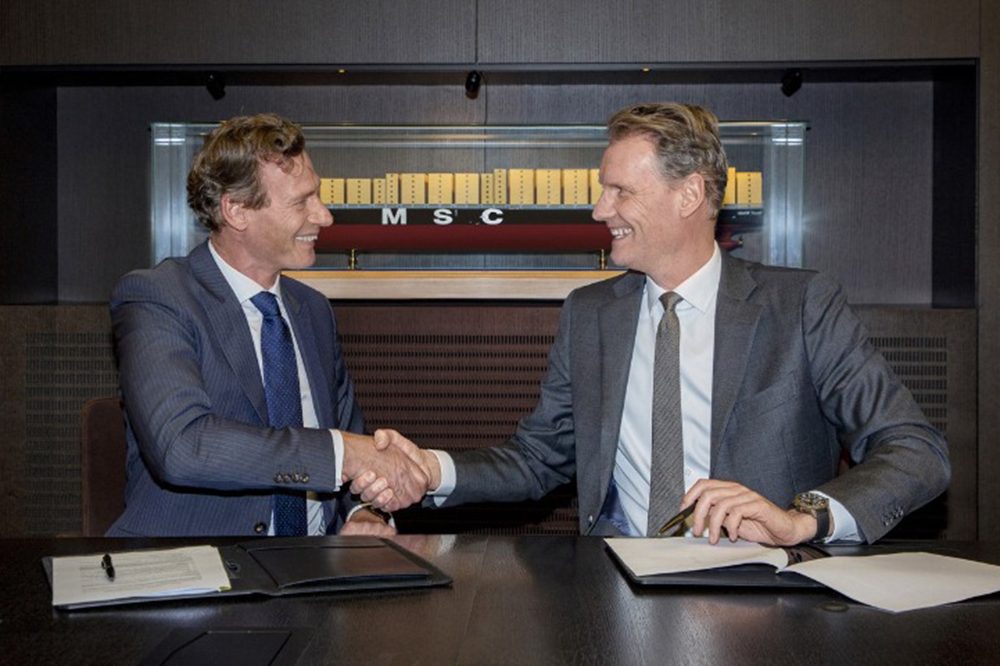 Thorsten Meincke, Luft- und Seefrachtchef von Schenker, und MSC-CEO Sören Toft
